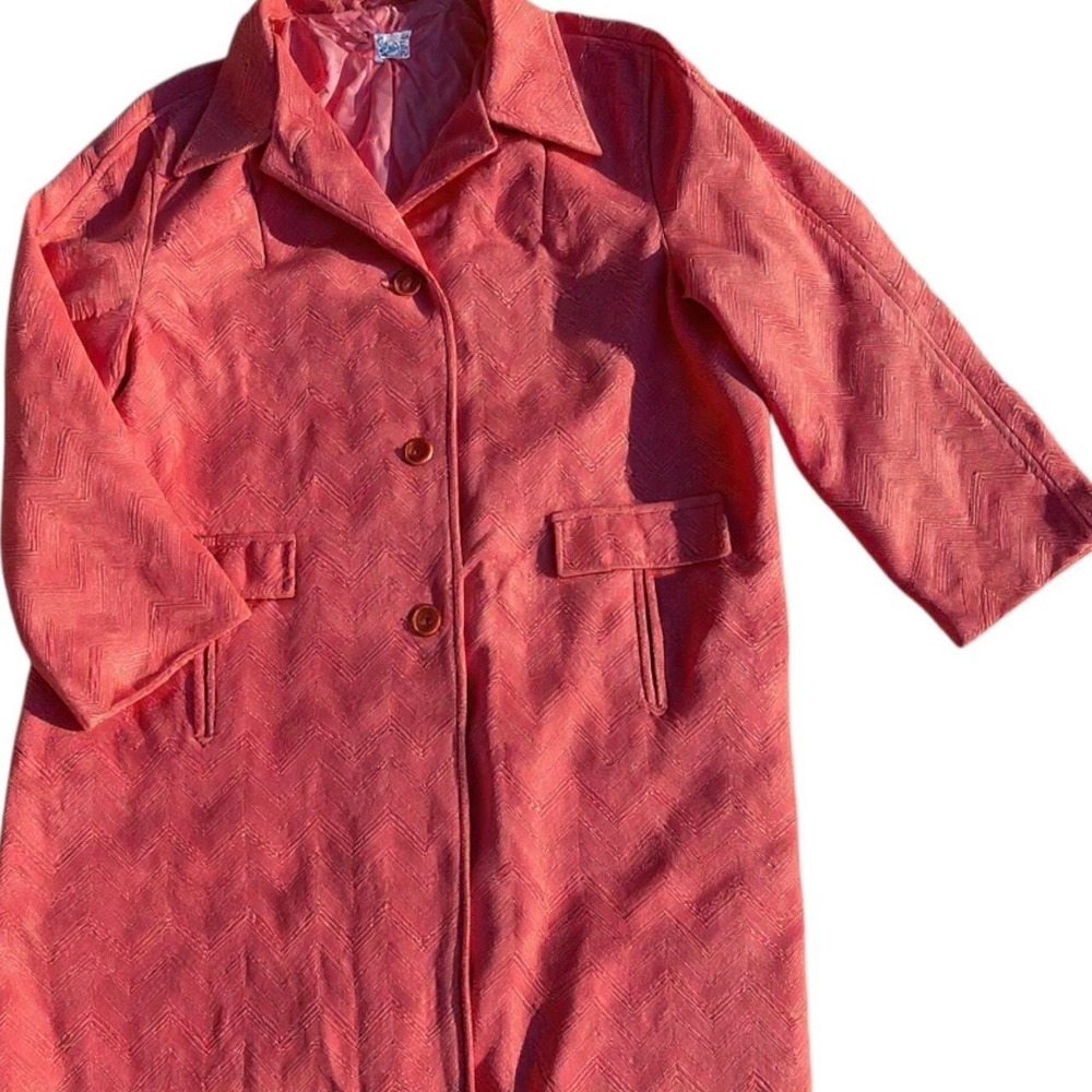 Adorable vintage jacket.  Textured coral fabric.
